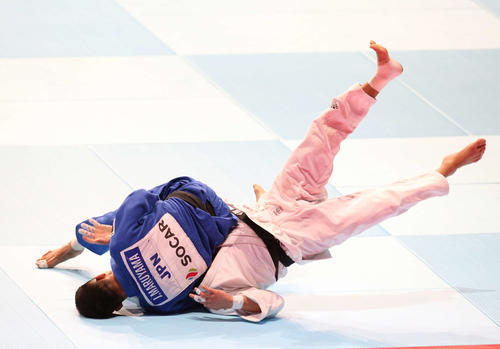 男子66キロ級決勝、キム・リマン（右）を投げ飛ばし優勝を決める丸山（撮影・河野匠）