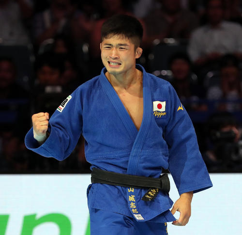 韓国の選手を破って優勝を決め、ガッツポーズする丸山（撮影・大野祥一）