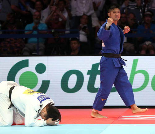 男子66キロ級決勝　優勝を決め、ガッツポーズする丸山（撮影・大野祥一）