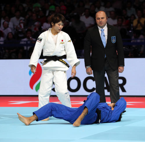 フランスの選手に勝ち、3位を決めた志々目（左）（撮影・大野祥一）