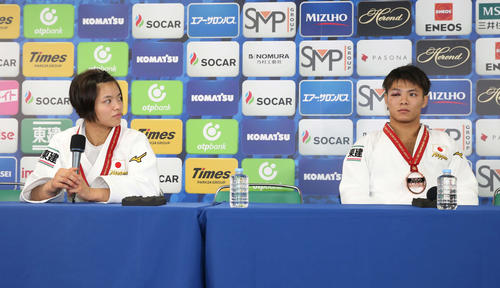 メダリスト会見で席に着いた阿部一（右）を見つめる阿部詩（撮影・河野匠）