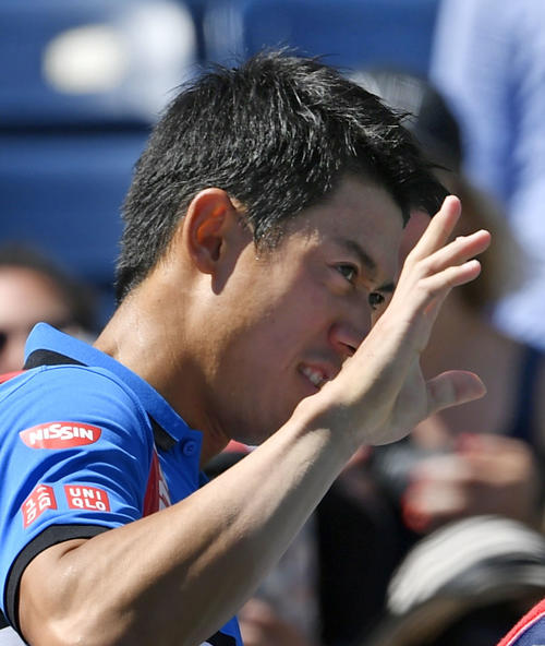 男子シングルス2回戦進出を決め、歓声に応える錦織圭（共同）