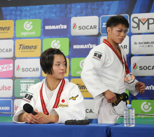 メダリスト会見で先に座った阿部詩（手前）と席に向かう阿部一（撮影・河野匠）