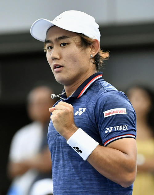 男子シングルス1回戦　ポイントを奪いガッツポーズする西岡良仁（共同）