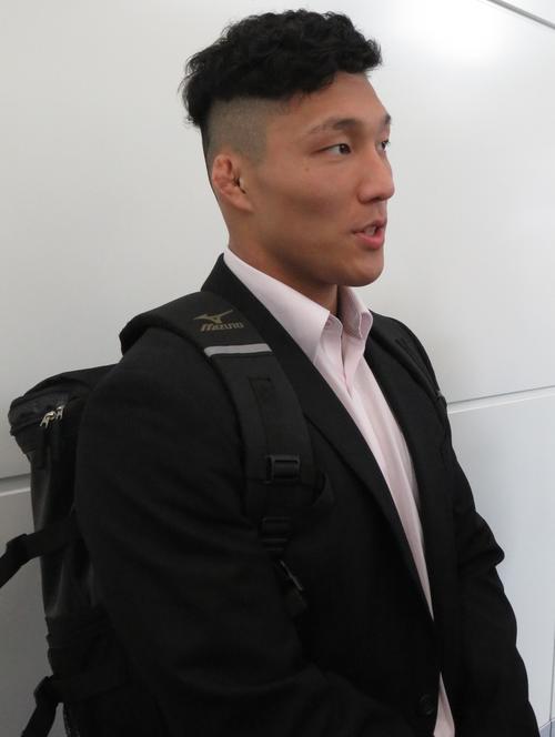 奇抜な髪型でグランプリ・フフホト大会への意気込みを語る藤原崇太郎（撮影・峯岸佑樹）