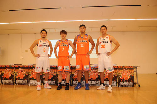 新しいユニホーム姿を披露するB1新潟のメンバー。左から柏木、五十嵐、鵜沢、池田