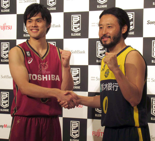 握手を交わす宇都宮の田臥（右）と川崎の藤井（撮影・益田一弘）