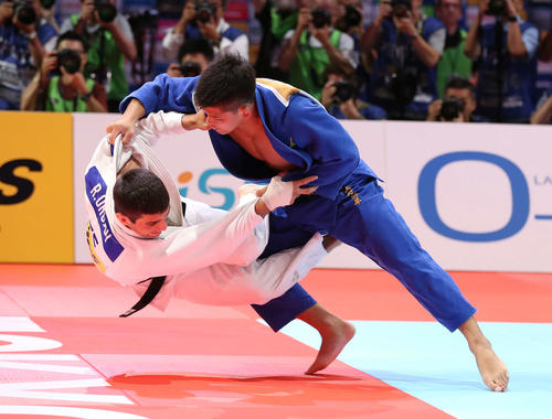 男子73キロ級決勝、オルジェフ（左）に内股で一本勝ちを決める大野（撮影・河野匠）