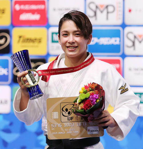 女子57キロ級表彰式を終え、金メダルを手に笑顔を見せる出口（撮影・河野匠）