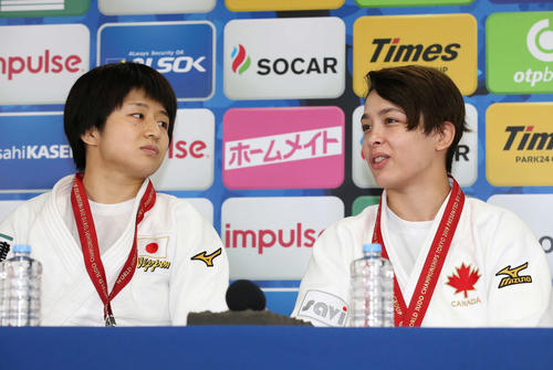 メダリスト会見で言葉交わす芳田（左）と出口（撮影・河野匠）