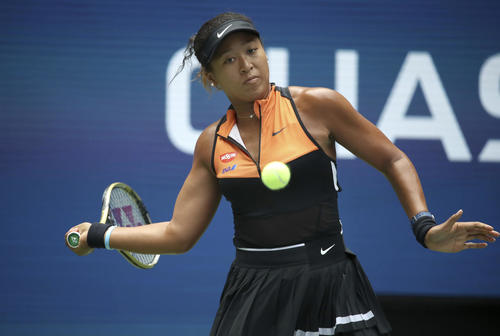 全米オープン1回戦、フォアを放つ大坂（AP）