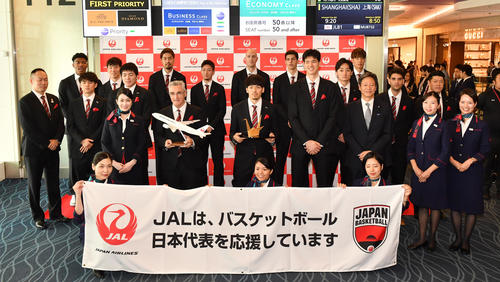 W杯出発セレモニーでJAL職員と記念撮影に納まるバスケット男子日本代表チーム（撮影・柴田隆二）