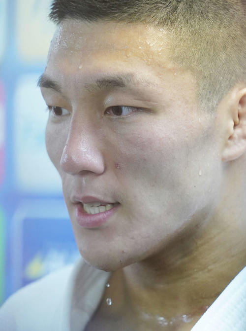 男子81キロ級、初戦となった2回戦でボルタボエフに敗れ汗を垂らしながら取材に応じる藤原（撮影・河野匠）
