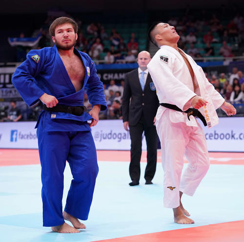 男子81キロ級、初戦となった2回戦でボルタボエフ（左）に敗れ天を仰ぐ藤原（撮影・河野匠）