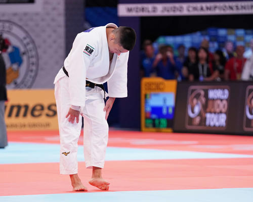 男子81キロ級、初戦となった2回戦でボルタボエフに敗れ、力なく一礼する藤原（撮影・河野匠）