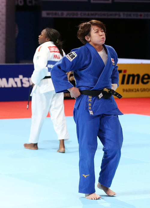 女子63キロ級決勝、アグベニェヌ（後方）に敗れ悔しそうな表情を見せる田代（撮影・河野匠）