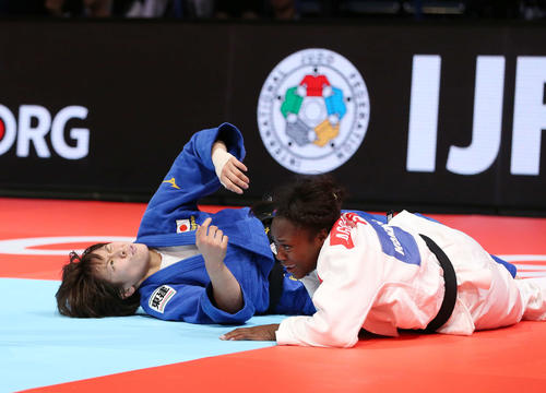 女子63キロ級決勝、アグベニェヌ（右）に敗れ悔しそうな表情を見せる田代（撮影・河野匠）