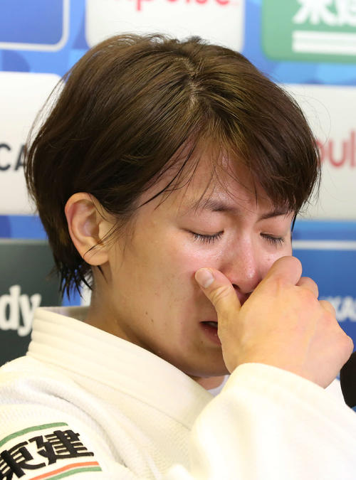 女子63キロ級決勝、アグベニェヌに敗れた田代はテレビカメラの前で涙を見せる（撮影・河野匠）