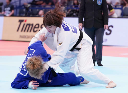 女子63キロ級準々決勝、フェルメール（左）を攻める田代（撮影・河野匠）