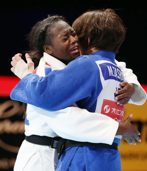 女子63キロ級決勝を終え、抱き合うアグベニェヌ（左）と田代（撮影・河野匠）