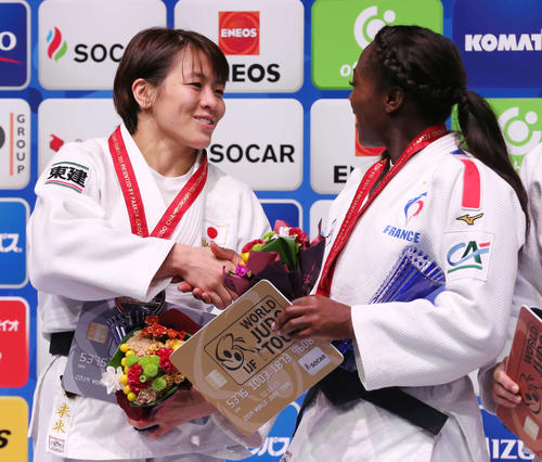 女子63キロ級表彰式でアグベニェヌ（右）と健闘をたたえ合う田代（撮影・河野匠）