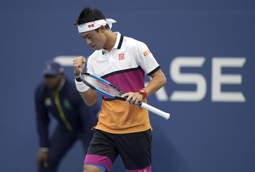 全米オープン2回戦、ポイントを奪いガッツポーズを見せる錦織（AP）