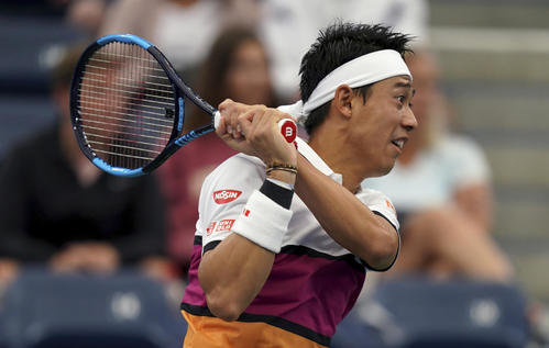 全米オープン2回戦、バックハンドを放つ錦織（AP）