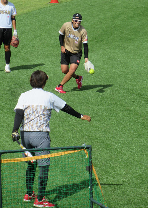 笑顔でノックを受ける上野由岐子（撮影・益田一弘）