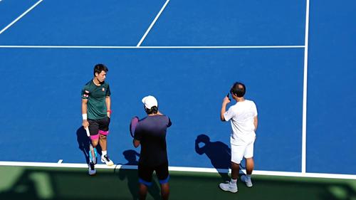 チャン、ボティーニの両コーチと話す錦織（左）