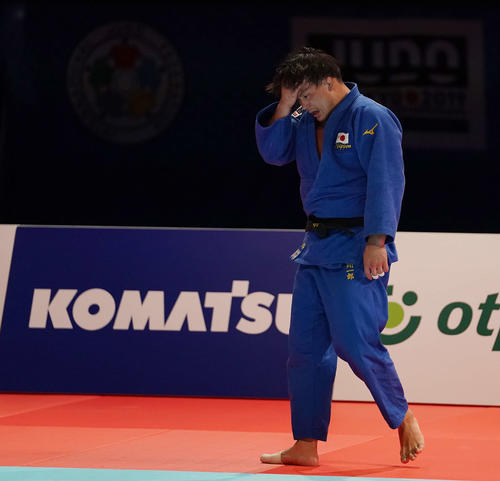 男子90キロ級決勝で敗れ、肩を落とす向（撮影・鈴木みどり）