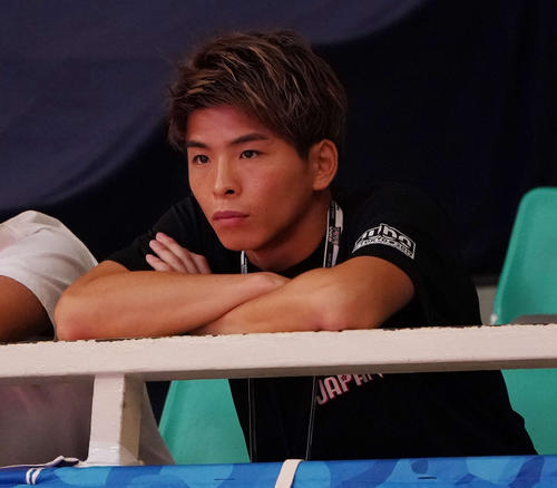 向の試合を客席から見守るキックボクサーの加藤虎於奈（撮影・鈴木みどり）