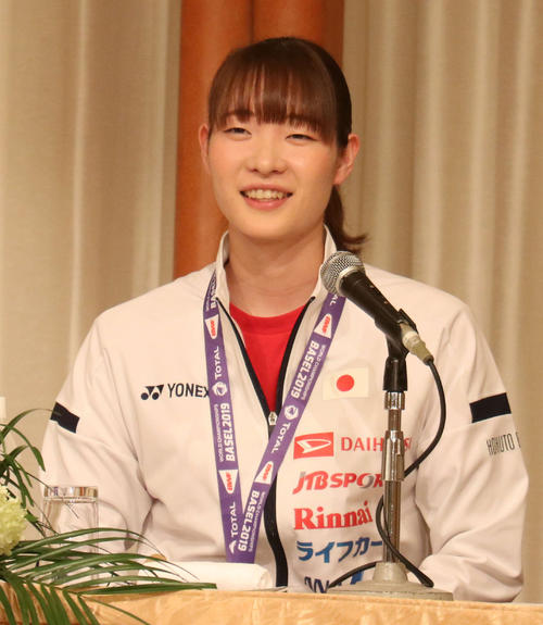 世界選手権女子ダブルスで2連覇を果たし、地元の札幌市で報告会見に臨む松本（撮影・浅水友輝）