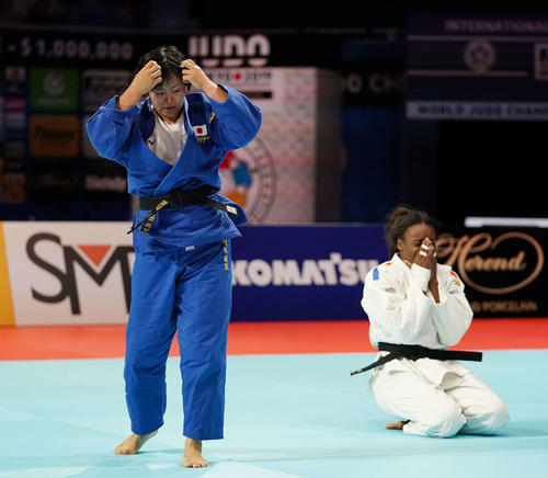 女子78キロ級決勝　フランスのマロンガに敗れ、浮かない表情の浜田（左）（撮影・鈴木みどり）