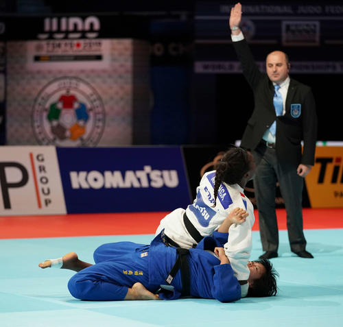 女子78キロ級決勝　フランスのマロンガに1本を取られる浜田（下）（撮影・鈴木みどり）