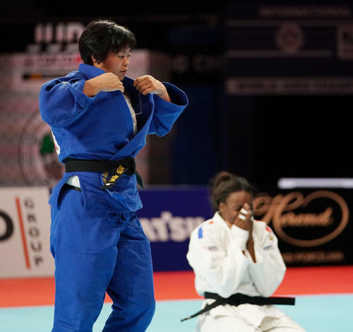 女子78キロ級決勝　フランスのマロンガに敗れ、浮かない表情の浜田（左）（撮影・鈴木みどり）