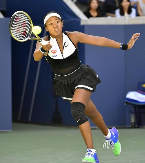 女子シングルス2回戦　ボールに飛びつく大坂なおみ（共同）