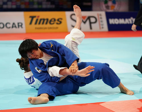 女子78キロ級準決勝　スロベニアの選手に1本勝ちする浜田（撮影・鈴木みどり）