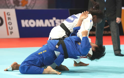 女子78キロ級決勝　フランスのマロンガに1本を取られる浜田（下）（撮影・鈴木みどり）