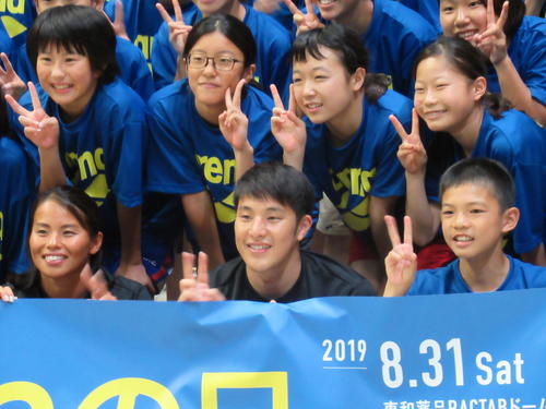瀬戸大也（前列中央）は「アリーナの日」と銘打たれたイベントに参加した。前列左は清水咲子（撮影・益田一弘）