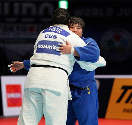 女子78キロ超級決勝　延長でキューバのオルティス（左）の反則負けで優勝を決め、ハグする素根（撮影・鈴木みどり）
