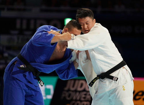 男子100キロ超決勝　チェコの選手と組み合う原沢（右）（撮影・鈴木みどり）