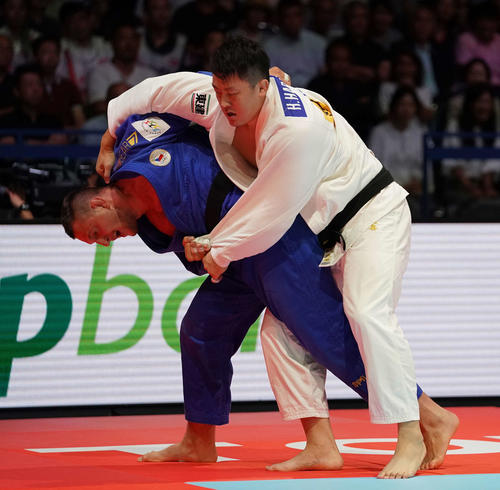 男子100キロ超決勝　チェコの選手に攻められる原沢（右）（撮影・鈴木みどり）