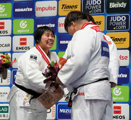 女子78キロ超級で優勝した素根（左）は銅メダルの朝比奈と笑顔で握手を交わす（撮影・鈴木みどり）