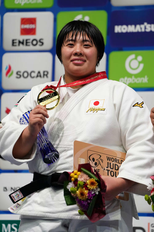 女子78キロ超級で優勝し、金メダルを手に笑顔の素根（撮影・鈴木みどり）