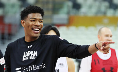 練習中、笑顔を見せる八村（撮影・足立雅史）