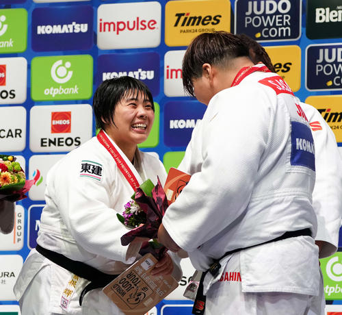女子78キロ超級で優勝した素根（左）は銅メダルの朝比奈と笑顔で握手を交わす（撮影・鈴木みどり）