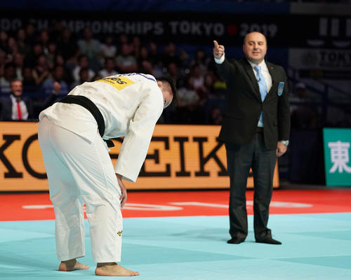 男子100キロ超決勝　チェコの選手に反則負けし、肩を落とす原沢（撮影・鈴木みどり）