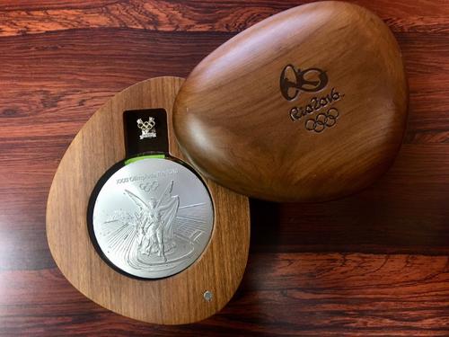 原沢久喜が母校の早鞆高に発送したリオ五輪の銀メダル（撮影・峯岸佑樹）