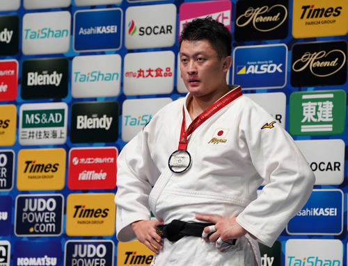 男子100キロ超級で2位の原沢は銀メダルをかけ浮かない表情（撮影・鈴木みどり）