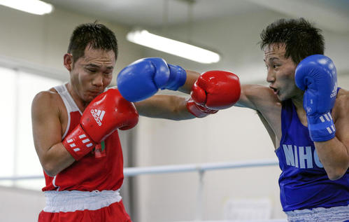 全日本選手権東海地区予選フライ級初戦で宇津（右）と打ち合う高山（共同）